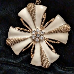 Vintage 60s/70s enamel & rhinestone flower pendant necklace S